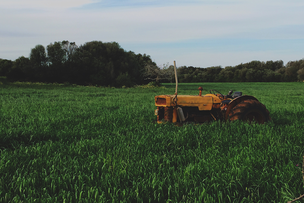 広い農場に置かれたトラクター
